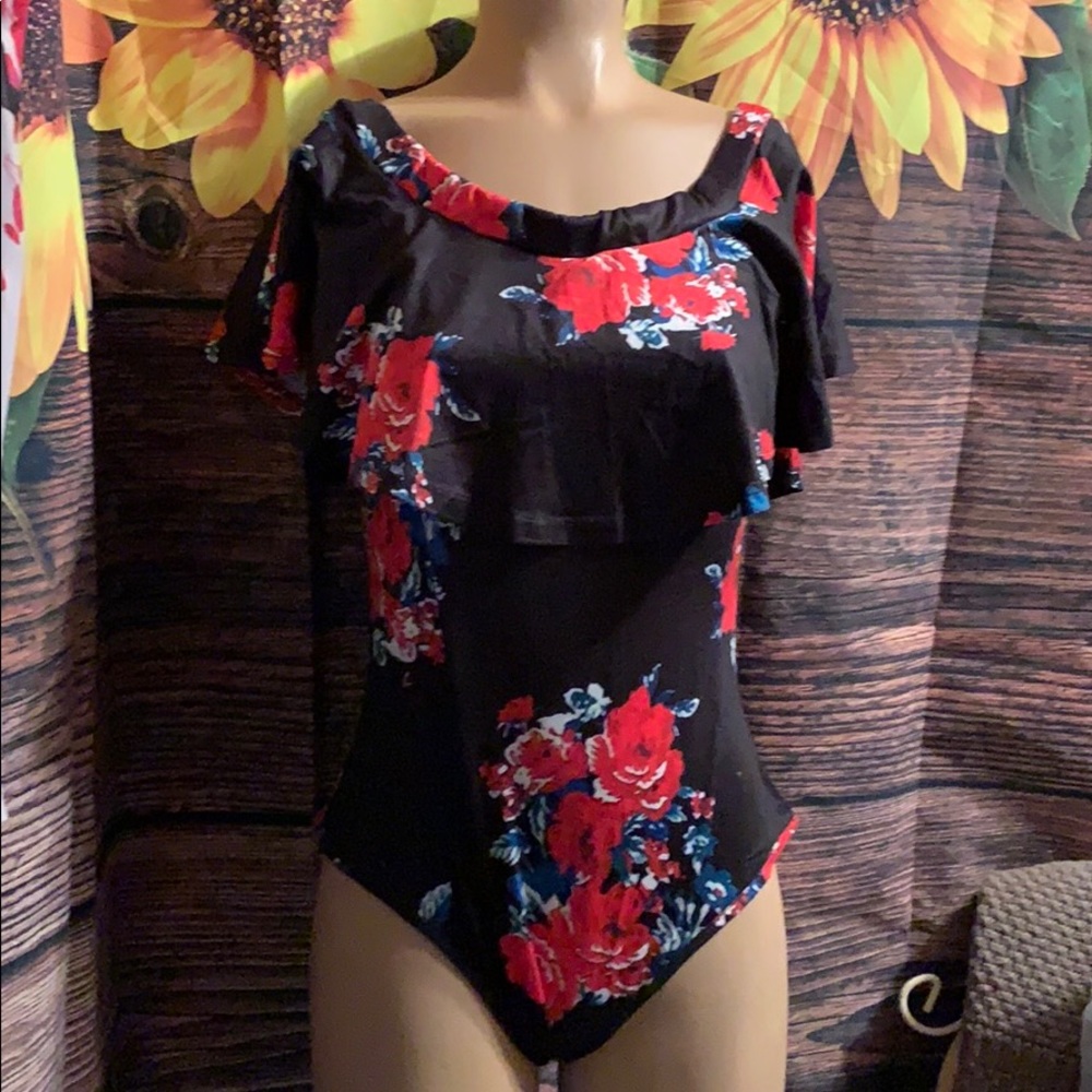 New floral bodysuit 38” bust, hips 38” size large
